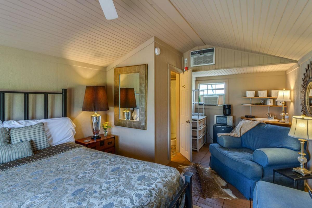 Four Winds Victorian Venue & Suites Bonham Bagian luar foto