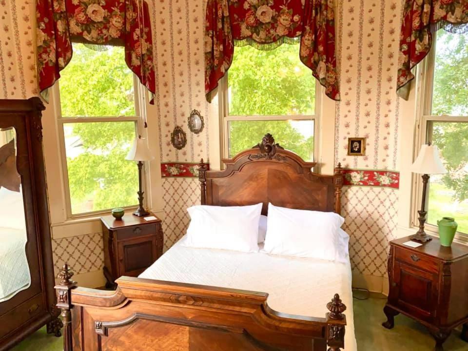 Four Winds Victorian Venue & Suites Bonham Bagian luar foto